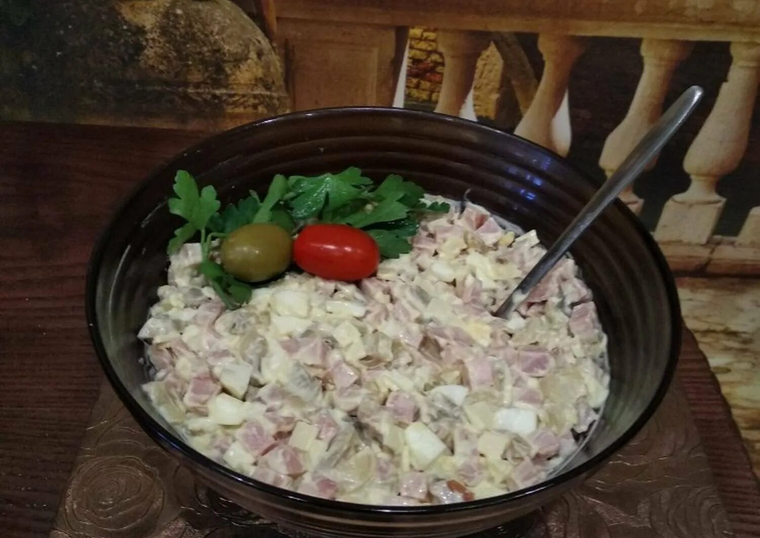 Салат ветчина курица грибы. Салат с шампиньонами и курицей и ветчиной. Салат с шампиньонами и ветчиной. Салат с шампиньонами и ветчиной и сыром. Салат ветчина сыр шампиньоны.