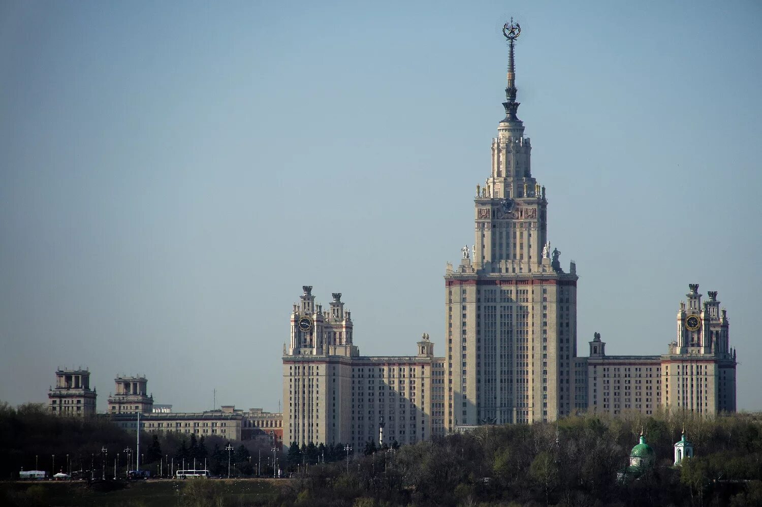 Мгу экология. Университет МГУ здание. Здание МГУ В Москве. СССР архитектура МГУ. Высотка МГУ Архитектор.