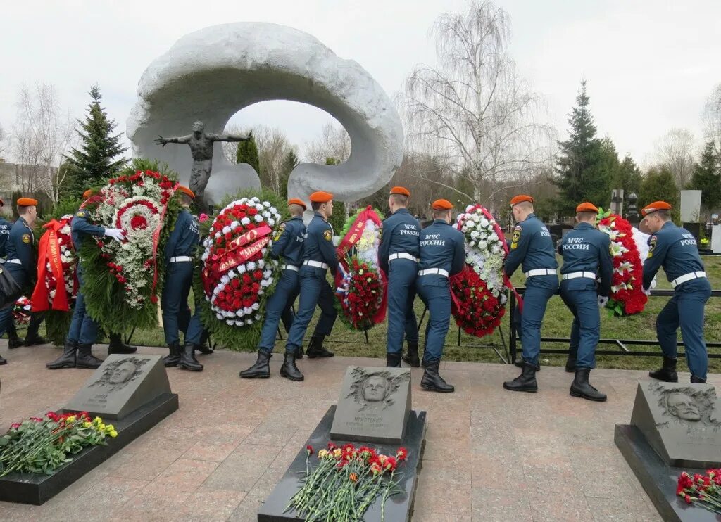 Красногорск память погибшим. Памятник чернобыльцам на Митинском кладбище. Мемориал ликвидаторам Чернобыльской аварии в Митино. Митинское кладбище ликвидаторы ЧАЭС. Захоронение ликвидаторов ЧАЭС В Митино.