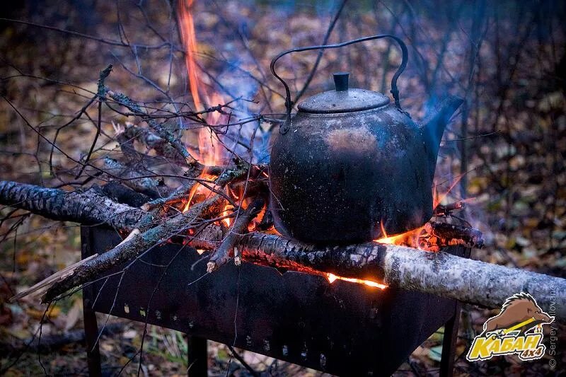 Кипит в лесу. Чайник для костра. Старый чайник на костре. Чайник на огне. Чайник над костром.
