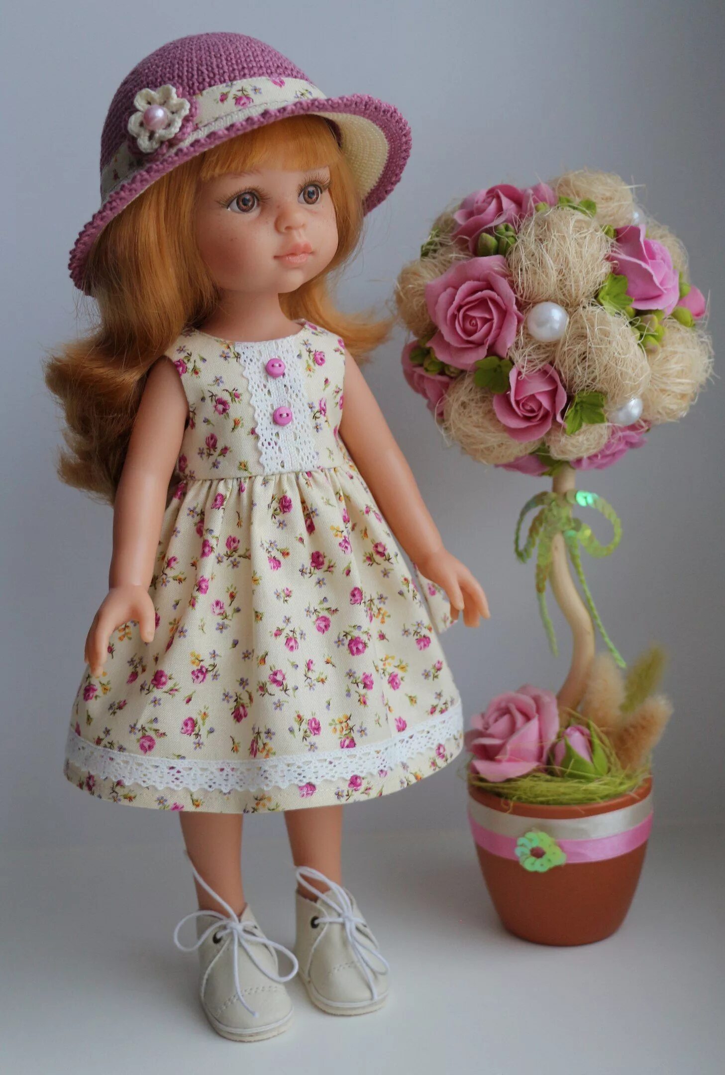 Платье для куколки. Паола Рейна. Шляпка для куклы Паола Рейна. Платье в цветочек для Паола Рейна. Паола Рейна куклы маленькие.