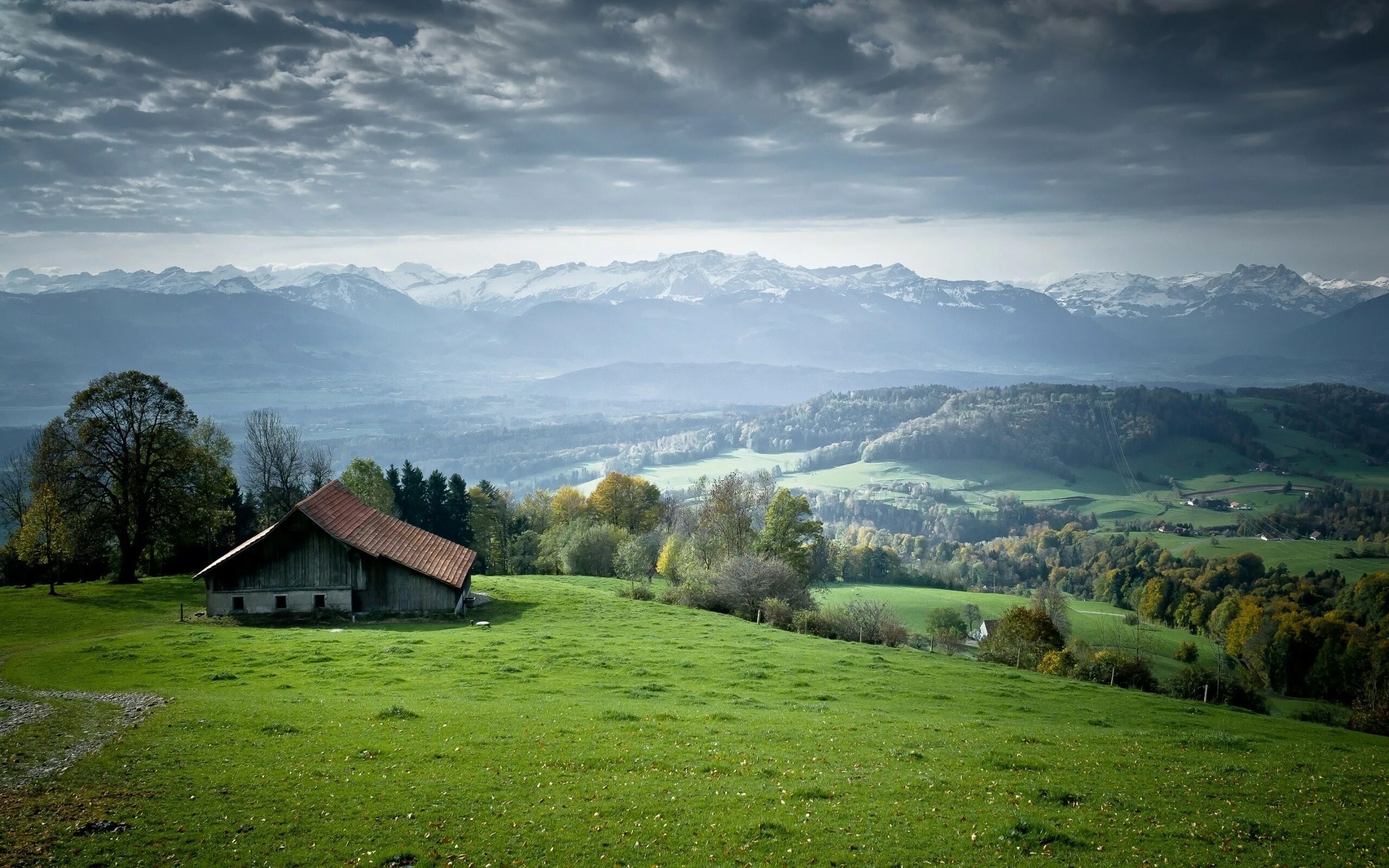 Large valley. Пейзаж горы деревня Долина. Домик в горах. Пейзаж холмы. Загородный пейзаж.