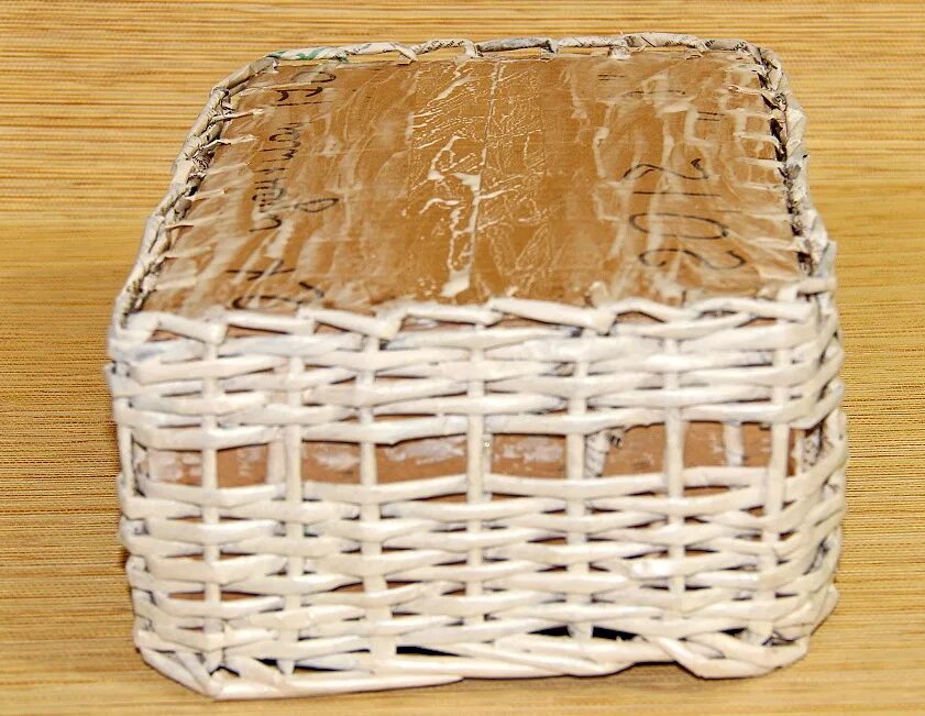 Плетеная шкатулка. Коробочки из трубочек. Коробка обклеенная газетными трубочками. Шкатулки из бумажной лозы с крышкой. Корзинка из коробки.