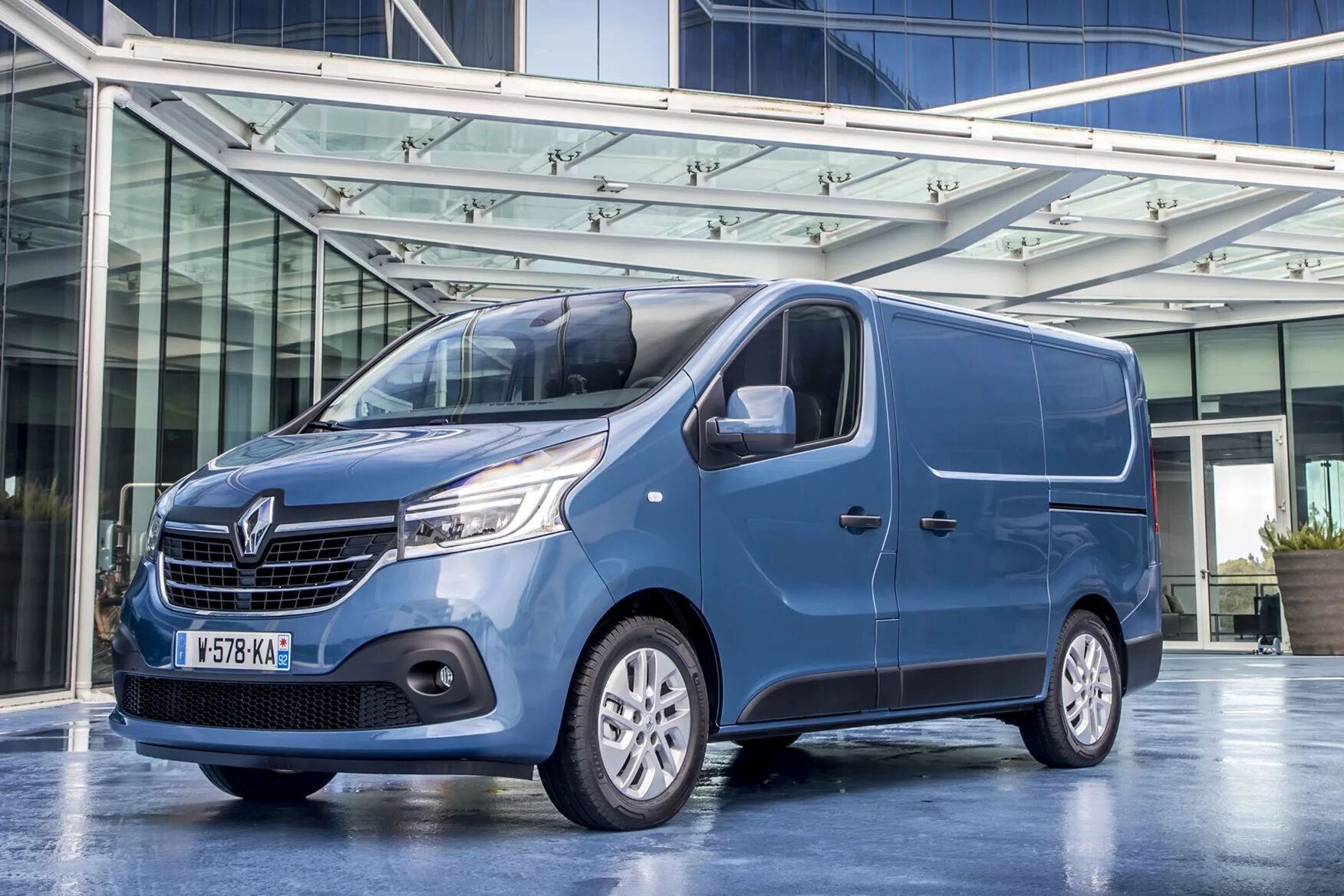 Микроавтобус рено. Минивэн рено трафик 2025. рено трафик 2019. new renault trafic 2019. фургон renault trafic 2025.