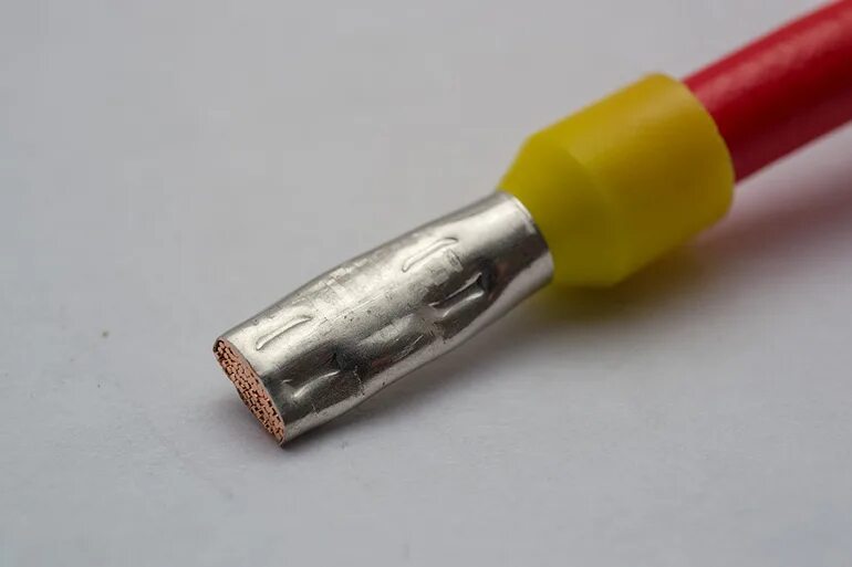 Соединение алюминиевых гильзой. Обжим гильз ГМЛ. Гильза ГМЛ-35. Гильза кабельная обжимная для провода. Гильзы для наращивания опрессовки медных проводов кг50.