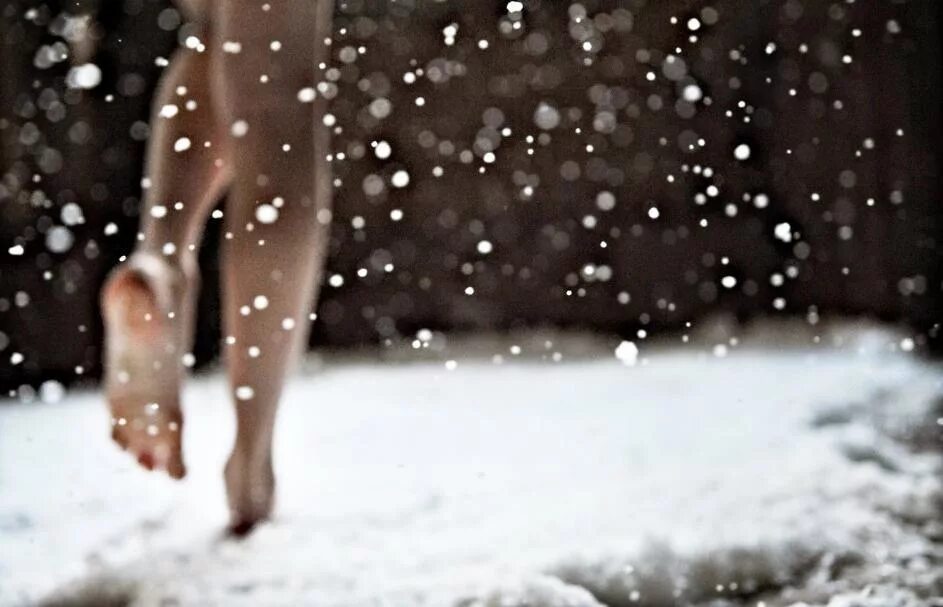 Ноги снежок. Красивые ноги в снегу. Девушка и снегопад. Женские ноги на снегу. Босиком зимой.