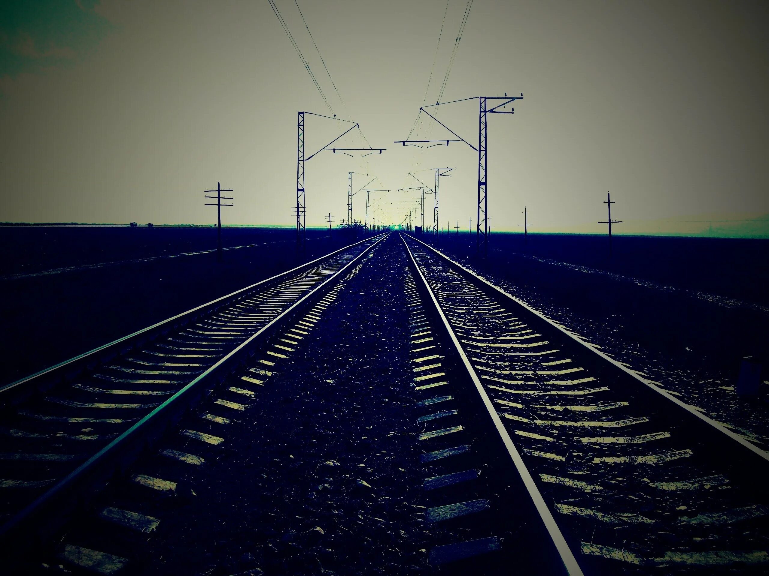 поезд уходящий вдаль. уходящий поезд. уходящий поезд. пейзаж с железной дорогой. пейзаж с железной дорогой.