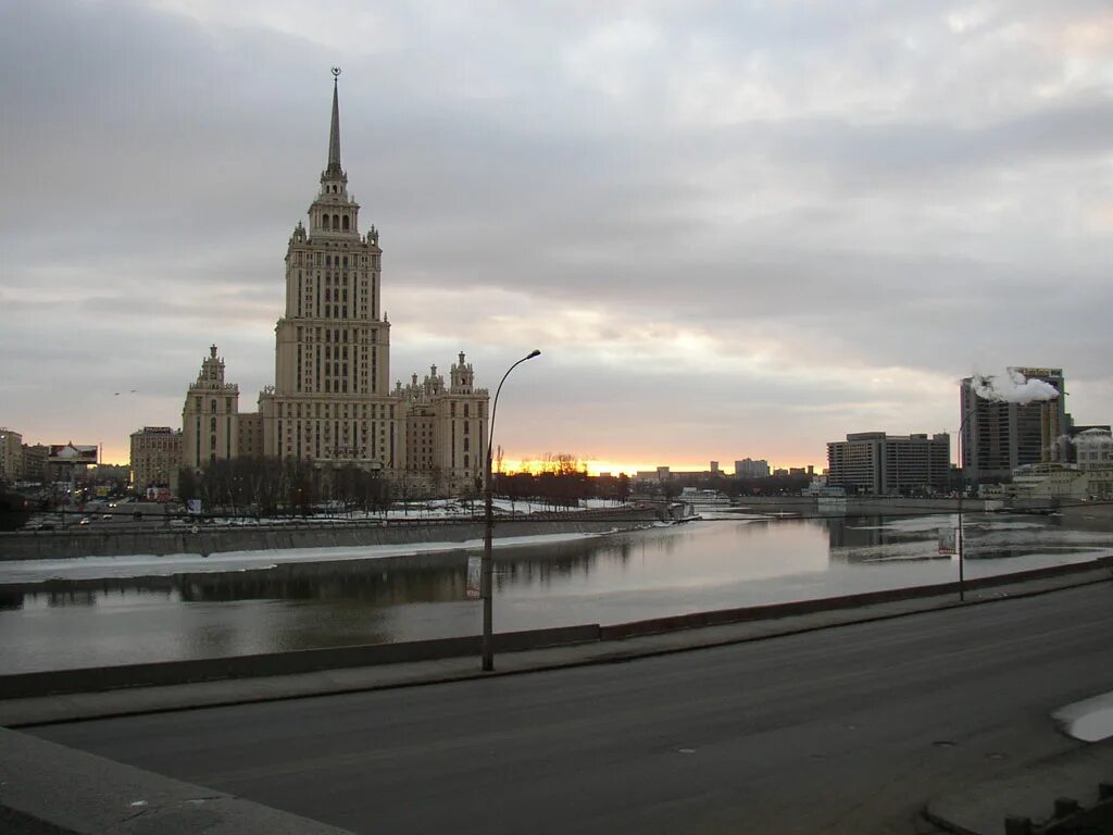 Московский следующий. Гостиница Россия Москва вечером. Вид на Москву реку из гостиницы Украина. Обои для рабочего стола гостиница Россия. Москва гостиницы Украина река океана.