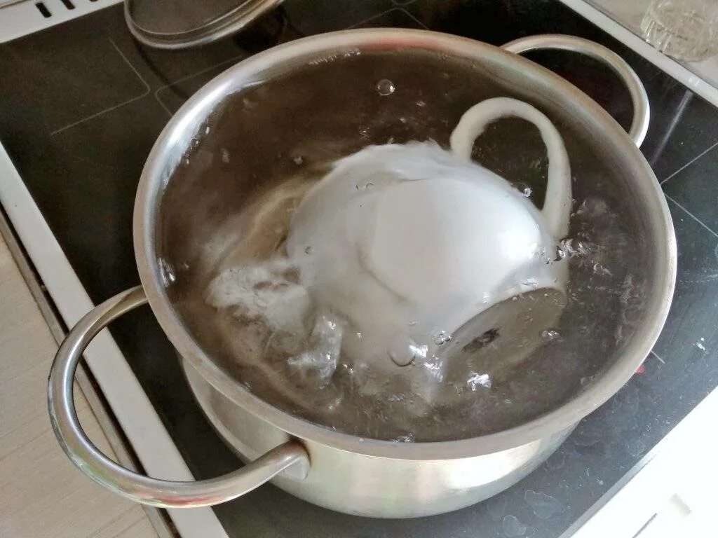 Сотейник для глинтвейна. Бульон из курицы. Варево в кастрюле. Мясо жарка масло оливковое. В чем варят рыбуьв китае.