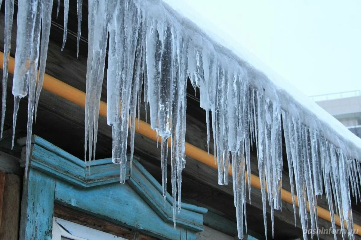 сосульки для детей. загадка про сосульку для детей. тающие сосульки на крыше. красивые сосульки на крыше. огромные сосульки на доме.