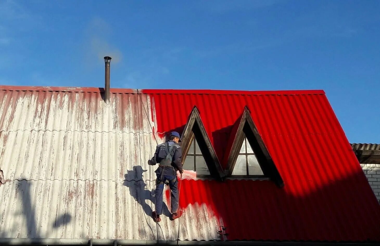 покрасить шиферную крышу. покраска шиферной крыши. покраска шифера. покрасить шифер. крашеный шифер на крыше.