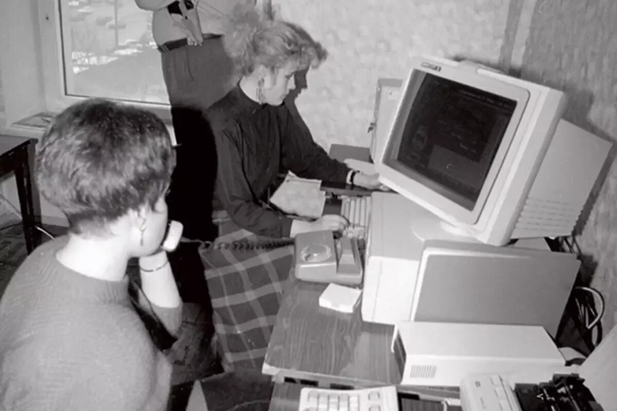 Принцип 1990. Компьютеры в 90 е годы Россия. Компьютер 1990 года. Интернет в России 90х. Офис 90-х.