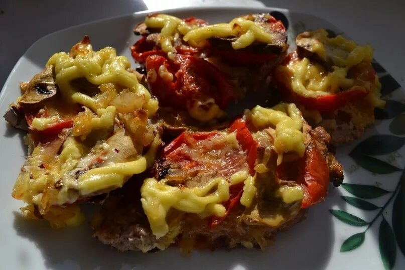 Отбивные по купечески в духовке. Мясо по-купечески в духовке. Свинина по купечески с грибами. Мясо по купечески. Мясо по купечески с грибами и сыром.