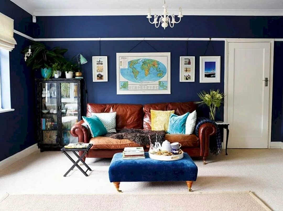 Синие стены сочетание. Синий интерьер. Сочетание синего и коричневого в интерьере. Однотонные стены в интерьере. Синий цвет в интерьере гостиной.
