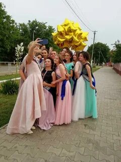 Выпускники 11 а покупают букеты цветов