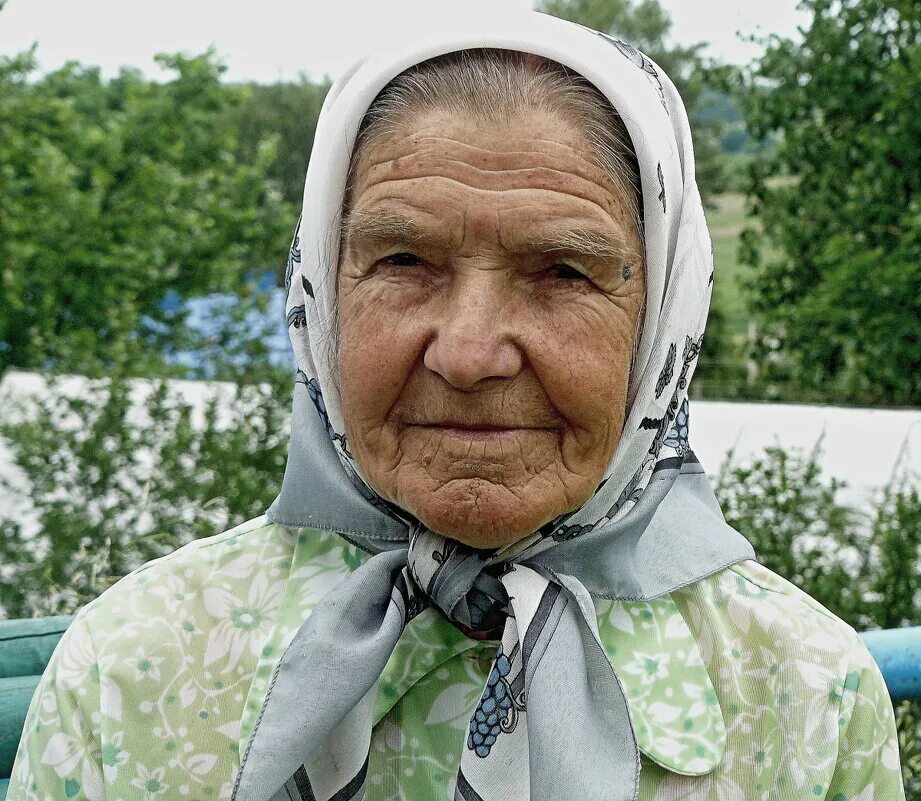 пожилые люди. бабушки любят видео. бабушки любят видео. объятия пожилых. бабушка и внучка в саду.