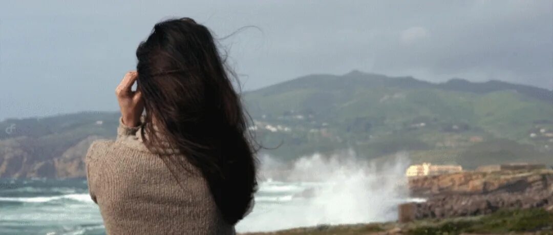 Этот мир не выдержит меня слушать. Девушка с развевающимися волосами. Девушка на ветру. Девушка с развевающимися волосами на ветру. Ветер волосы море.