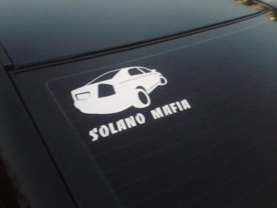 Тинькофф клеишь наклейку на машину. Клубные наклейки джетта 6. Стикер карты куда лучше клеить. Разгладить наклейку. Chevrolet наклейка.