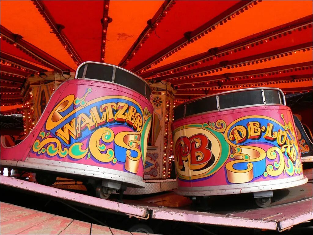 Us spin. Аттракцион карнавал. Waltzer аттракцион. Fairground Rides. Waltzers аттракцион машинки.