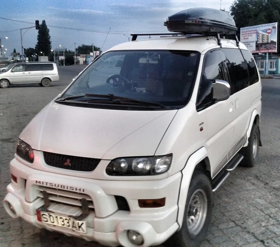 Купить мицубиси в иркутске. Mitsubishi Delica l400 Chamonix. Mitsubishi Delica 97. Mitsubishi Delica l 400 белый. Мицубиси Делика l500.