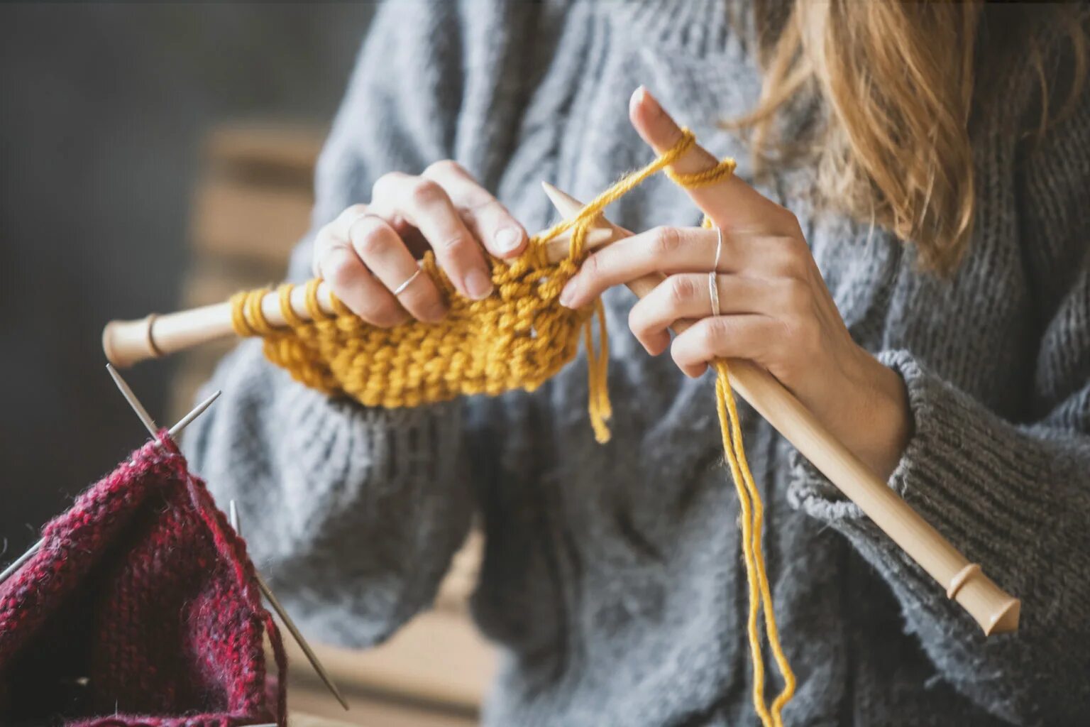 Knitting hands. Книттинг. Спицы и пряжа. Девушка вяжет. Хобби вязание.