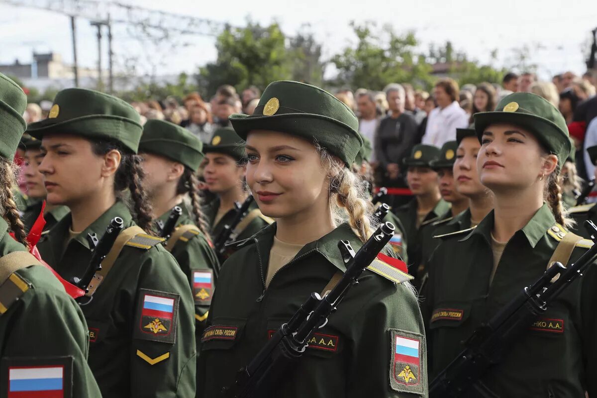 Девушка военный врач. ВМЕДА курсанты девушки. Военно-медицинская Академия Кирова форма курсантов. Девушки курсанты ВМА. Курсантки военно медицинской Академии.