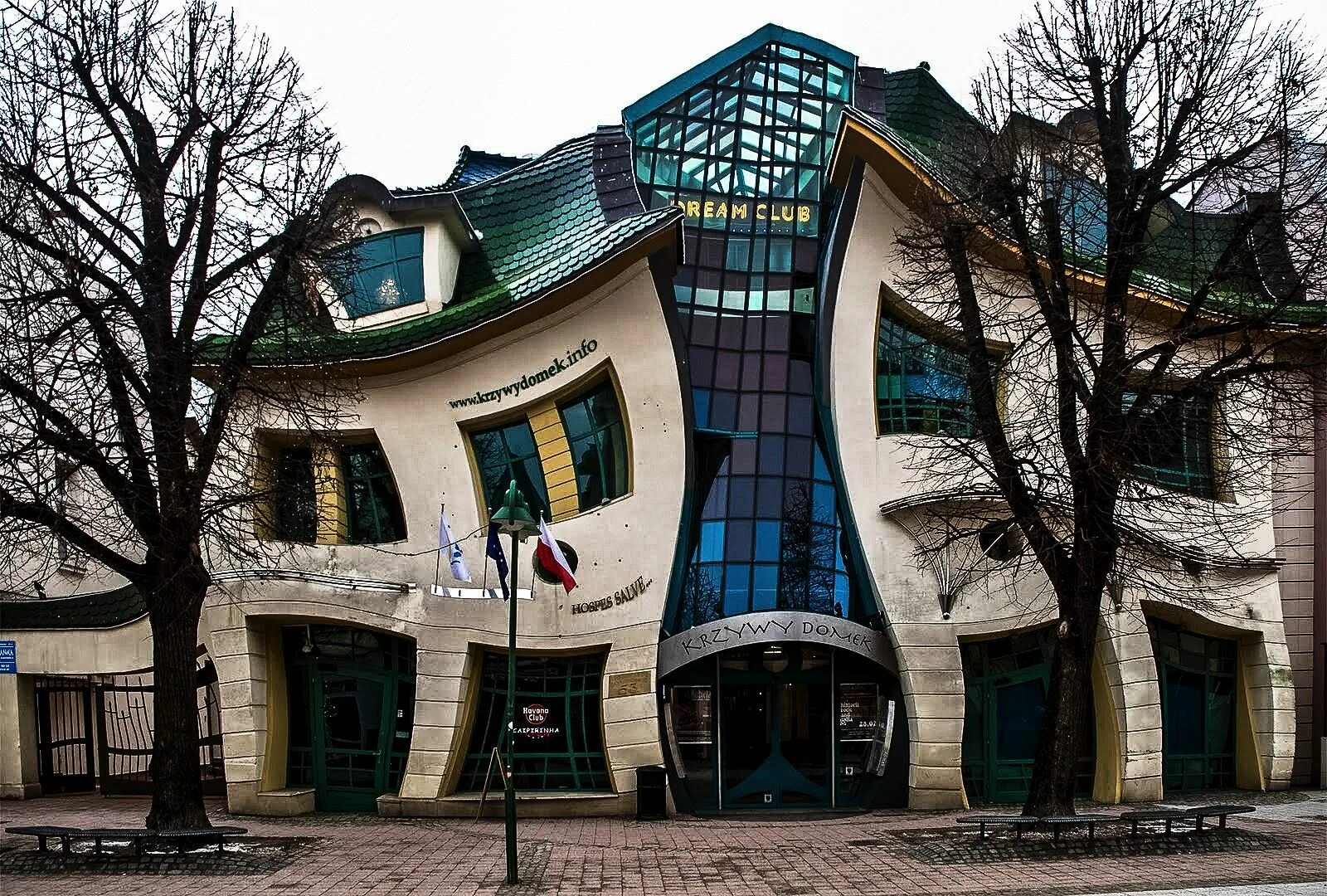 Unusual buildings. Кривой домик Сопот Польша Архитектор Яцек Карновски. Кривой домик в Сопоте Польша. Кривой дом в городе Сопот (Польша). Кривой дом (the Crooked House) Польша.