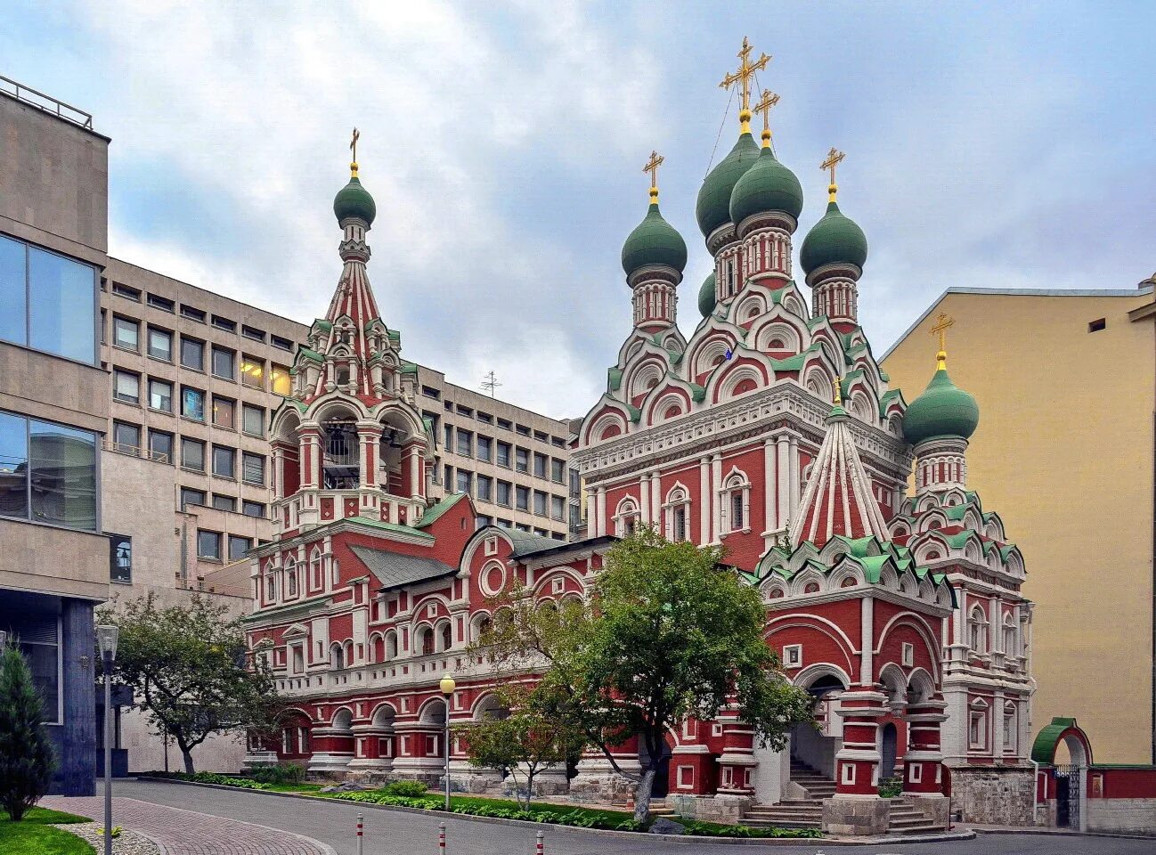 Церковь Святой Троицы в Никитниках Москва. Церковь Троицы Живоначальной в Никитниках в Москве. Церковь Святой Троицы Китай город. Храм Живоначальной Троицы в Никитинках. Свято троицкий москва