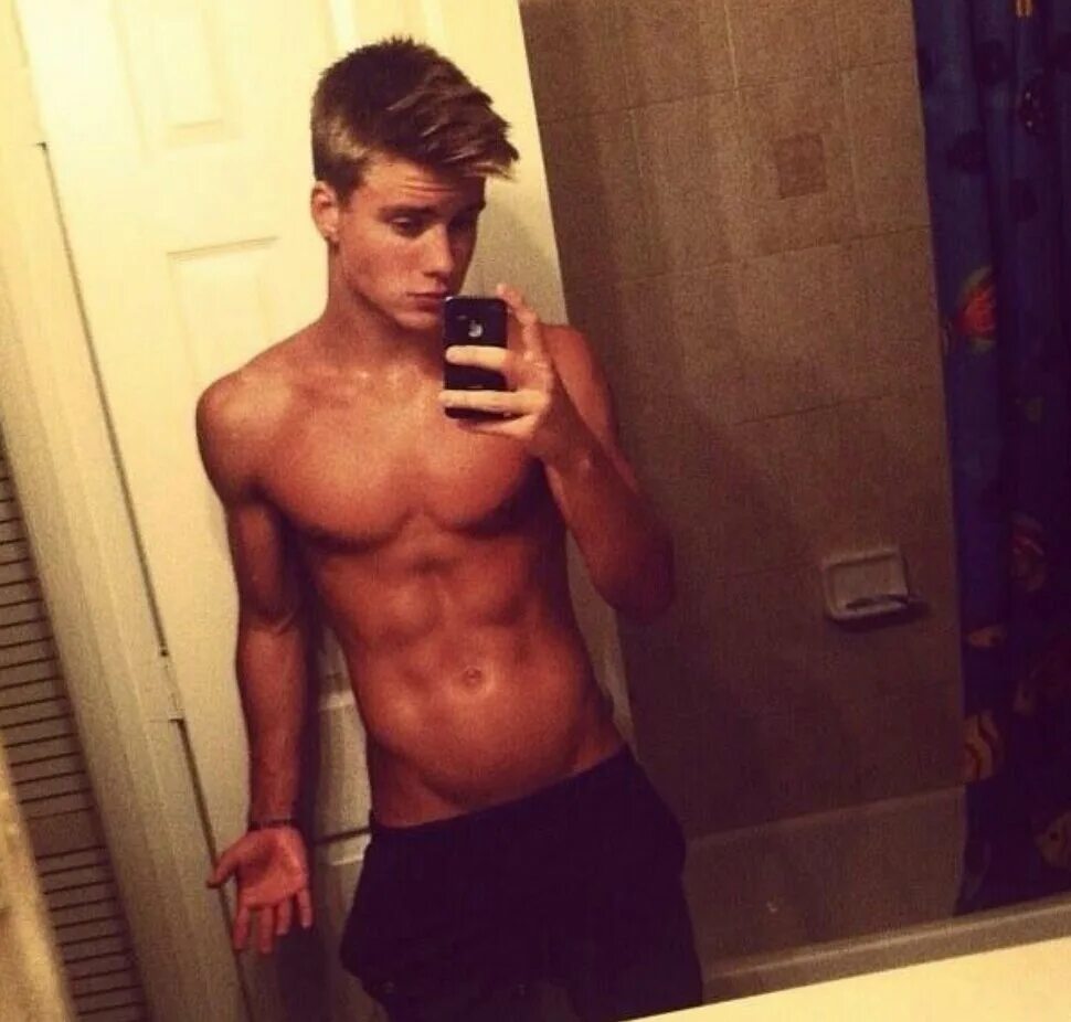 Фото парня 18 домашние