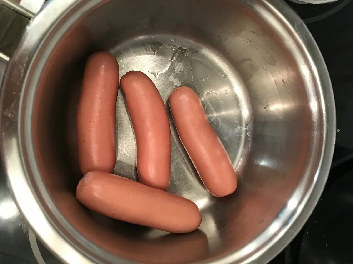 Сосиски сварились. Как отварить сардельки. Сосиски варятся. Форма для сосисок. Скольковприть сосиски.