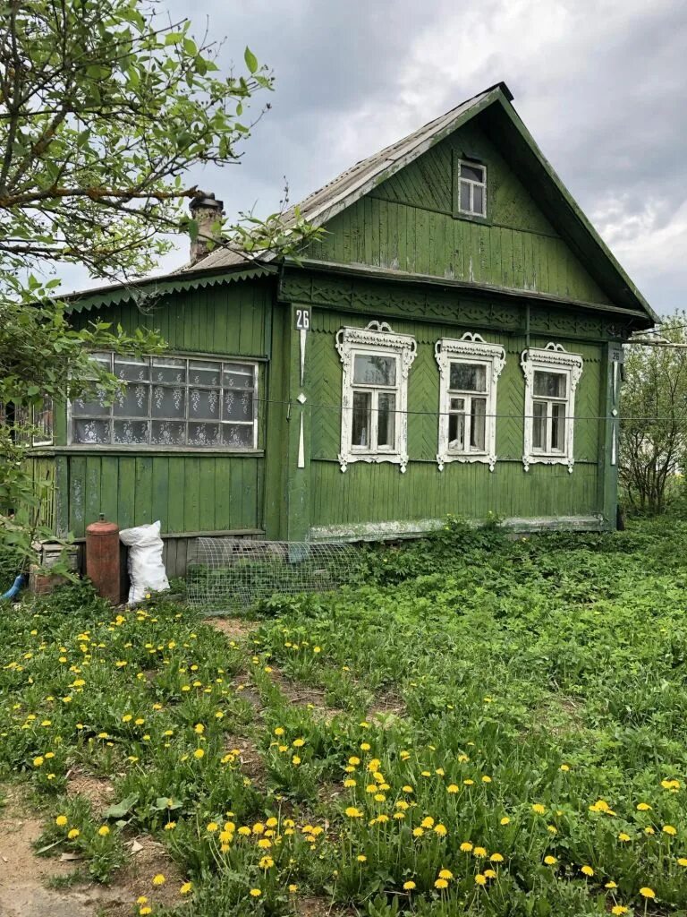 Дешевый домик в деревне. Деревенский дом с участком. Дешевый деревенский дом. Старый дом на участке. Авито дом в деревне московская область