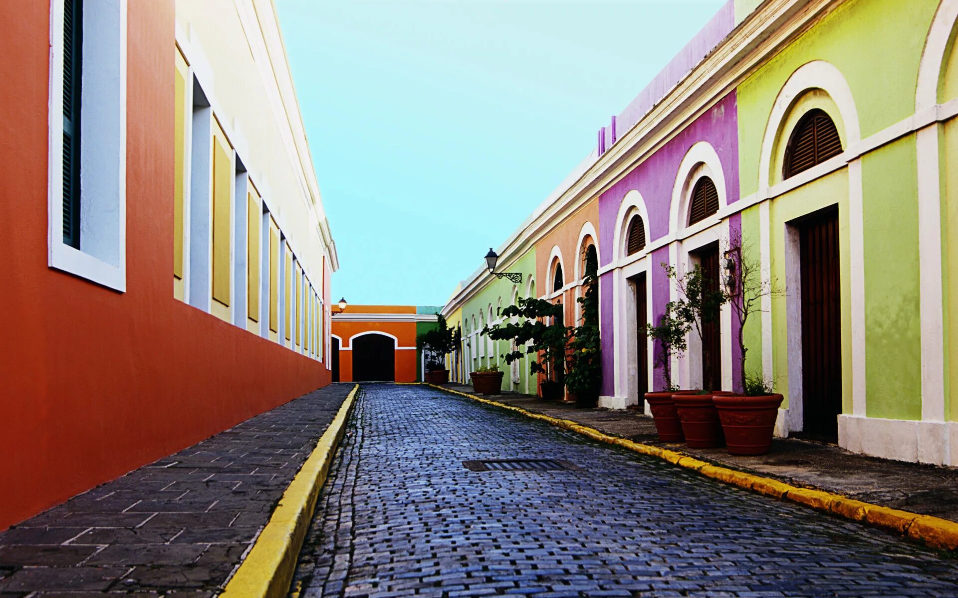 Color street. Красивые улицы. Городская улица. Перспектива улицы. Фон улицы.