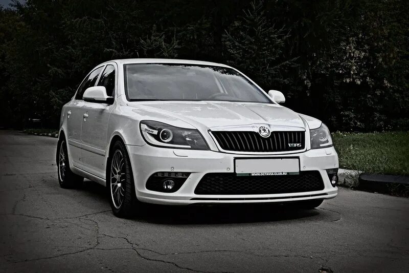 Skoda Octavia a5 RS белая.