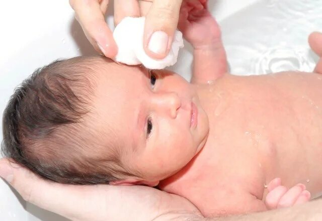 Чем обработать глаза новорожденному. Глаза новорожденного. Промывание глаз новорожденному. Туалет новорожденного ребенка. Промывание глаз грудничку.