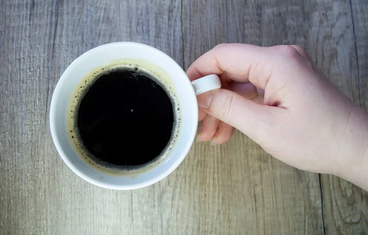 Почему стоит чашка. Чашка кофе в руках. Кружка чая в руках. Чашка кофе на столе. Кофе в руках.