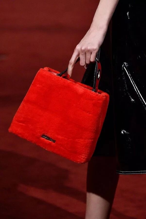 Топовые сумки. Модные женские сумки. Модные красные сумки. Большие сумки.