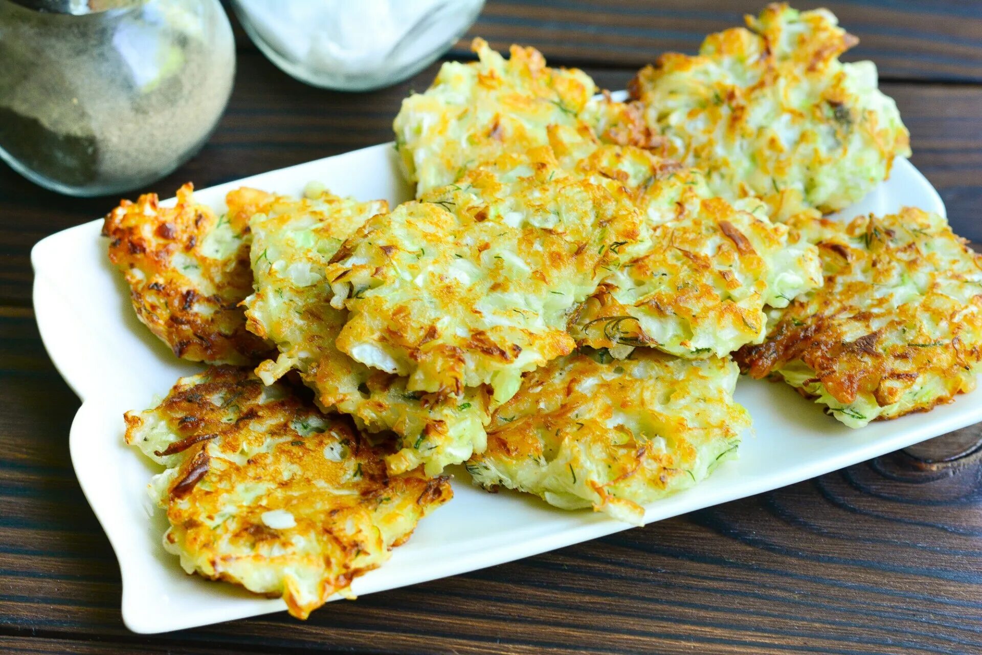 постные луковые котлеты. котлеты из капусты белокочанной. котлеты из цветной капусты постные. капустные. вкусные постные котлеты из капусты.