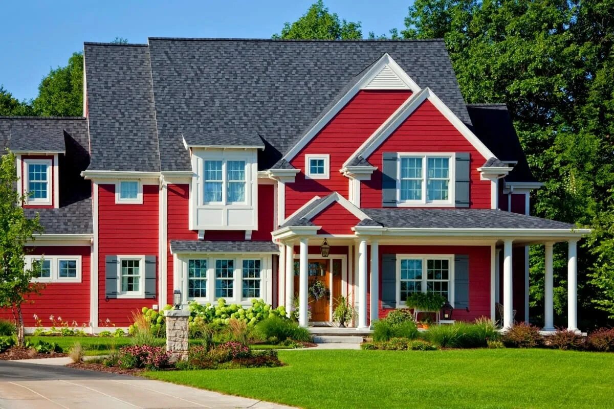 Цветные фасады домов. Красивый фасад дома. Красный фасад дома. Красивый сайдинг.