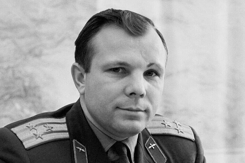 Юрия Алексеевича Гагарина. Гагарин летчик испытатель. Откуда у гагарина шрам на брови