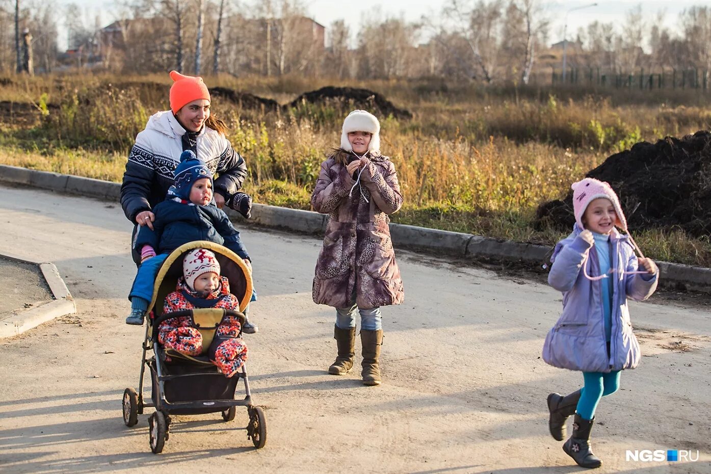 Пособия мамам детей инвалидов. Многодетная семья с инвалидом. Многодетная семья с ребенком инвалидом. Многодетная семья на улице. Многодетная мама собирает детей на улицу.