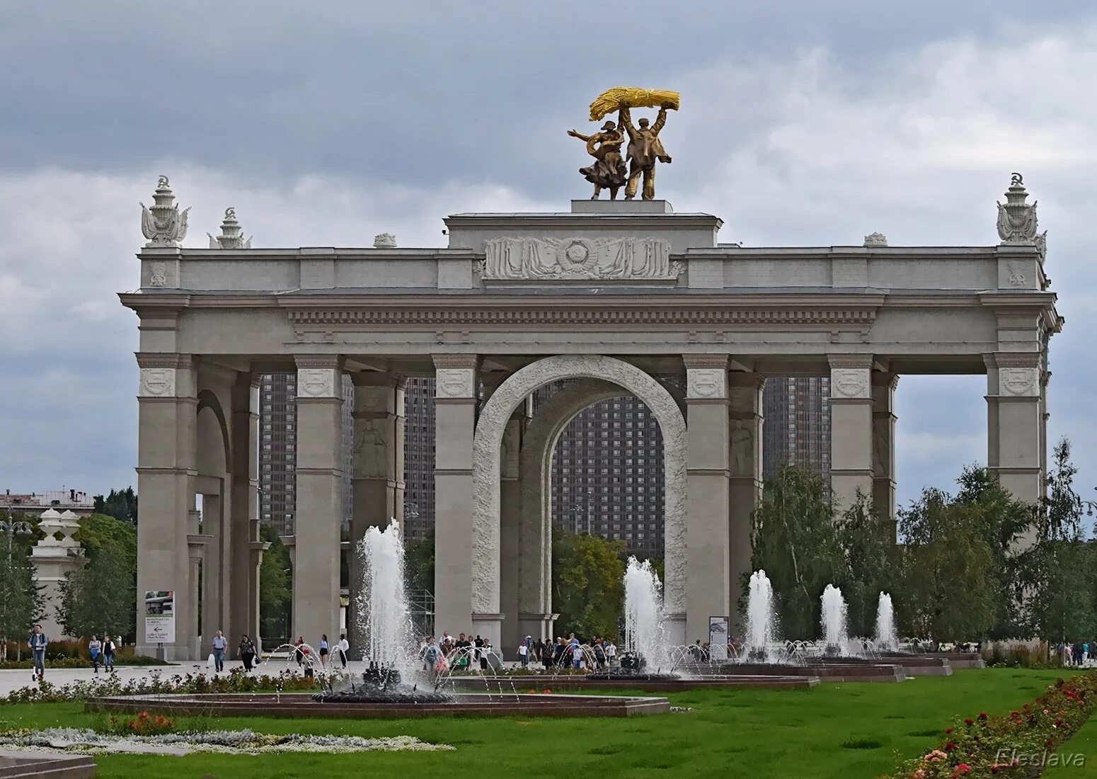 Арка ВСХВ на ВДНХ. Главная арка ВДНХ. Парк ВДНХ ворота. Триумфальная арка ВДНХ.