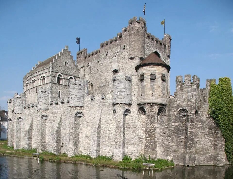 Замок графов Фландрии Гент. Замок графов Фландрии. Замок Гравенстен романский. Гравенстеен в Генте.