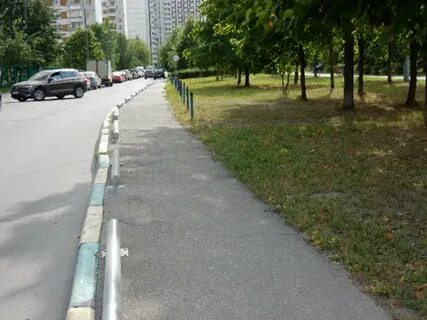 Вдоль тротуара
