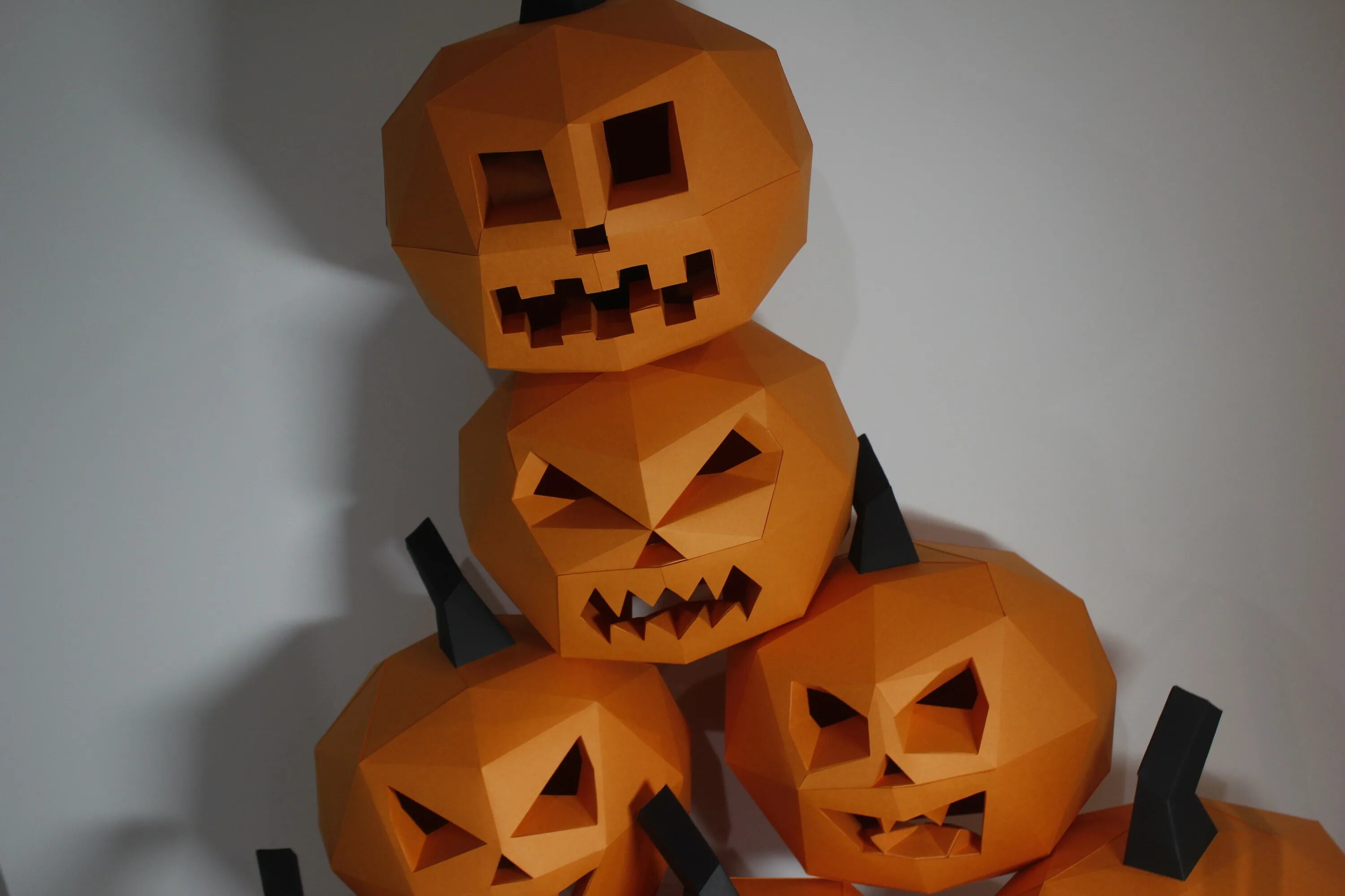 Бумажные тыквы на хэллоуин. Тыква из бумаги. Хэллоуинская тыква из бумаги. Хэллоуинская тыква из бумаги. Тыковки на хэллоуин из бумаги.