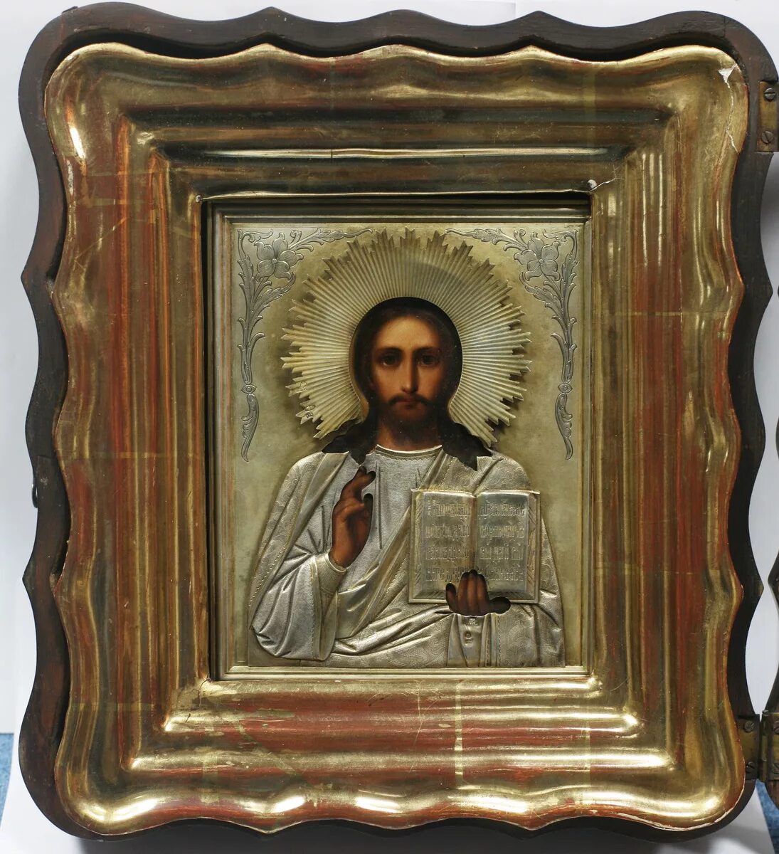 Вседержитель акимов. Икона иисуса христа на финифти. Посуда спаситель. Посуда спаситель. Фарфор кузнецов царская тарелка 135мм.