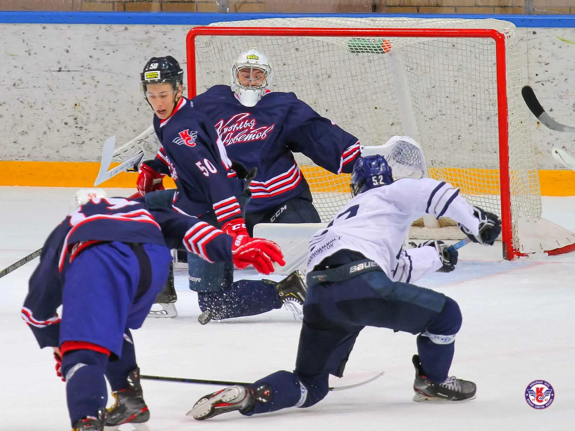 Хоккей атака. Хоккеист в нападении. Варианты начала атаки в хоккее. Хоккей моменты. Форма для флорбола.