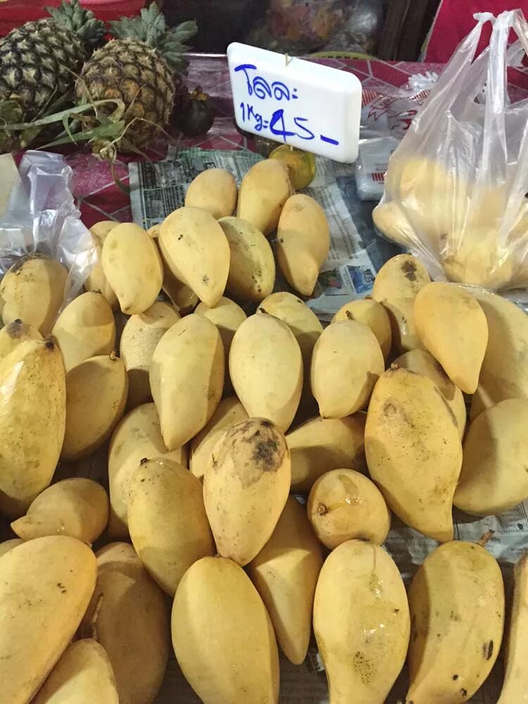 Сколько стоит кг манго. Сорта манго в Тайланде. Фрукты Тайланда маленькие манго. Сорта тайского манго. Манго фрукт тайский сорт.