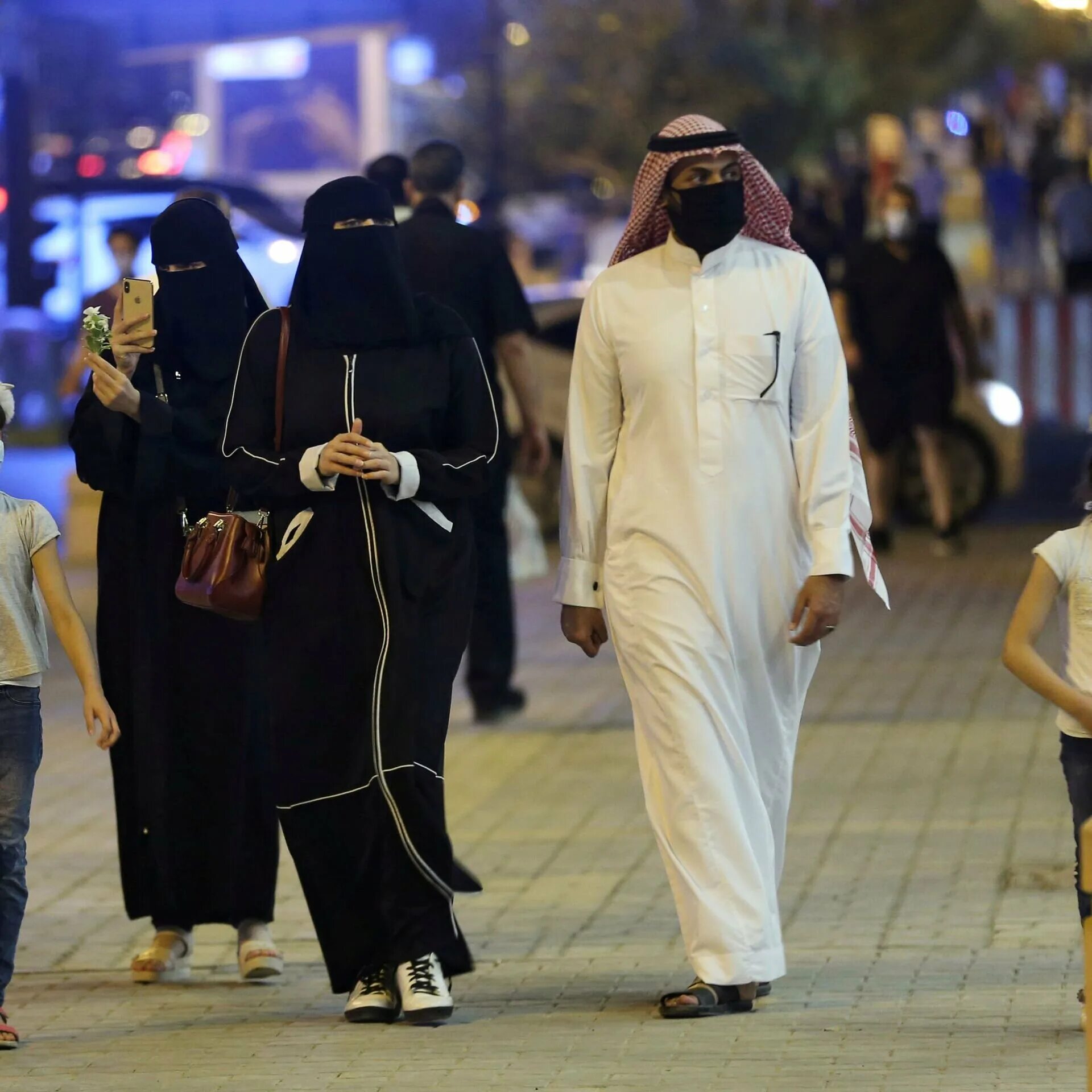В аравии увидели ли луну саудовской сегодня. Полиция нравов Саудовской Аравии. Хэллоуин в Саудовской Аравии. Католицизм в Саудовской Аравии.