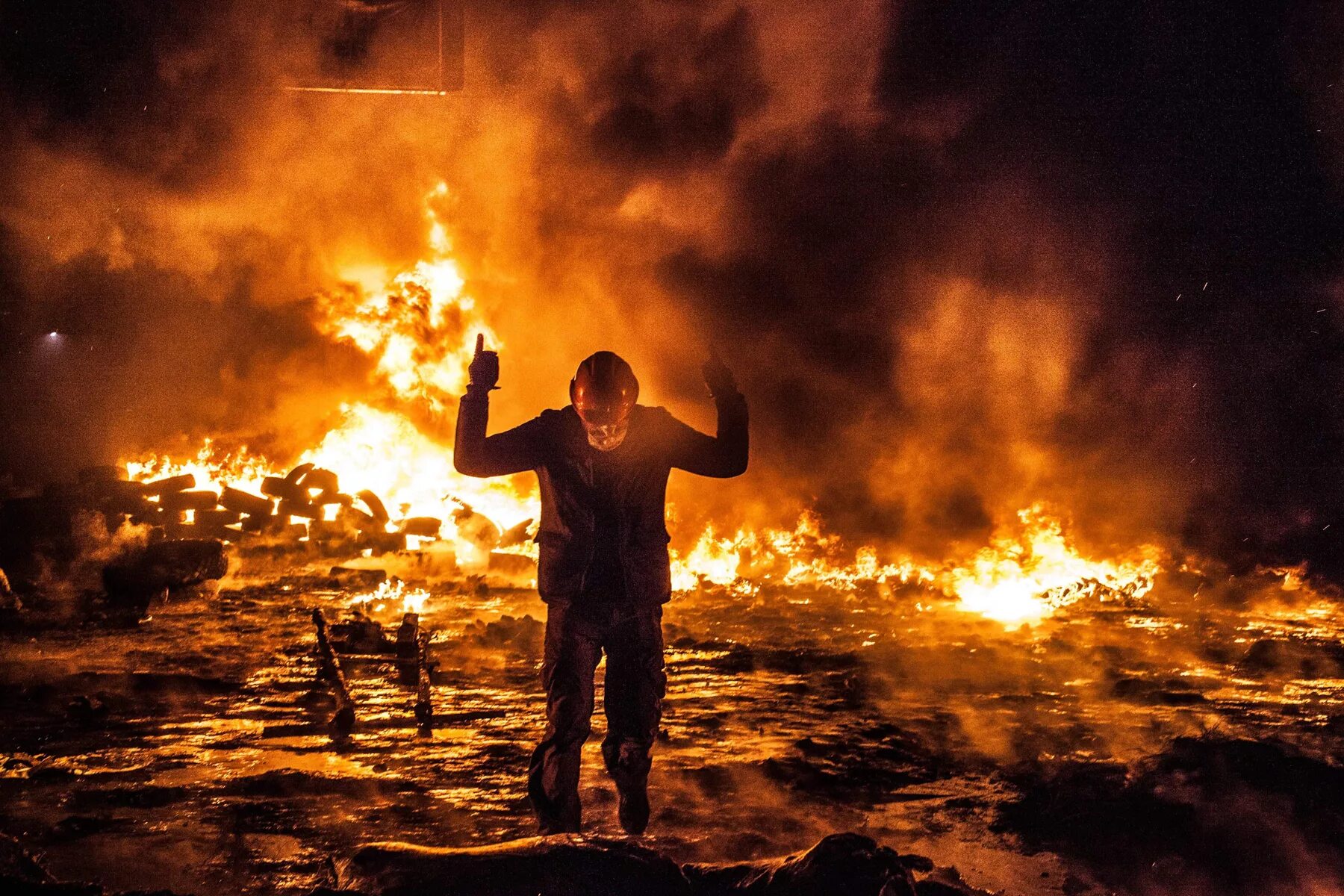 Человек огонь. Мир горит в огне. Человек на фоне огня. Сгорело синим пламенем