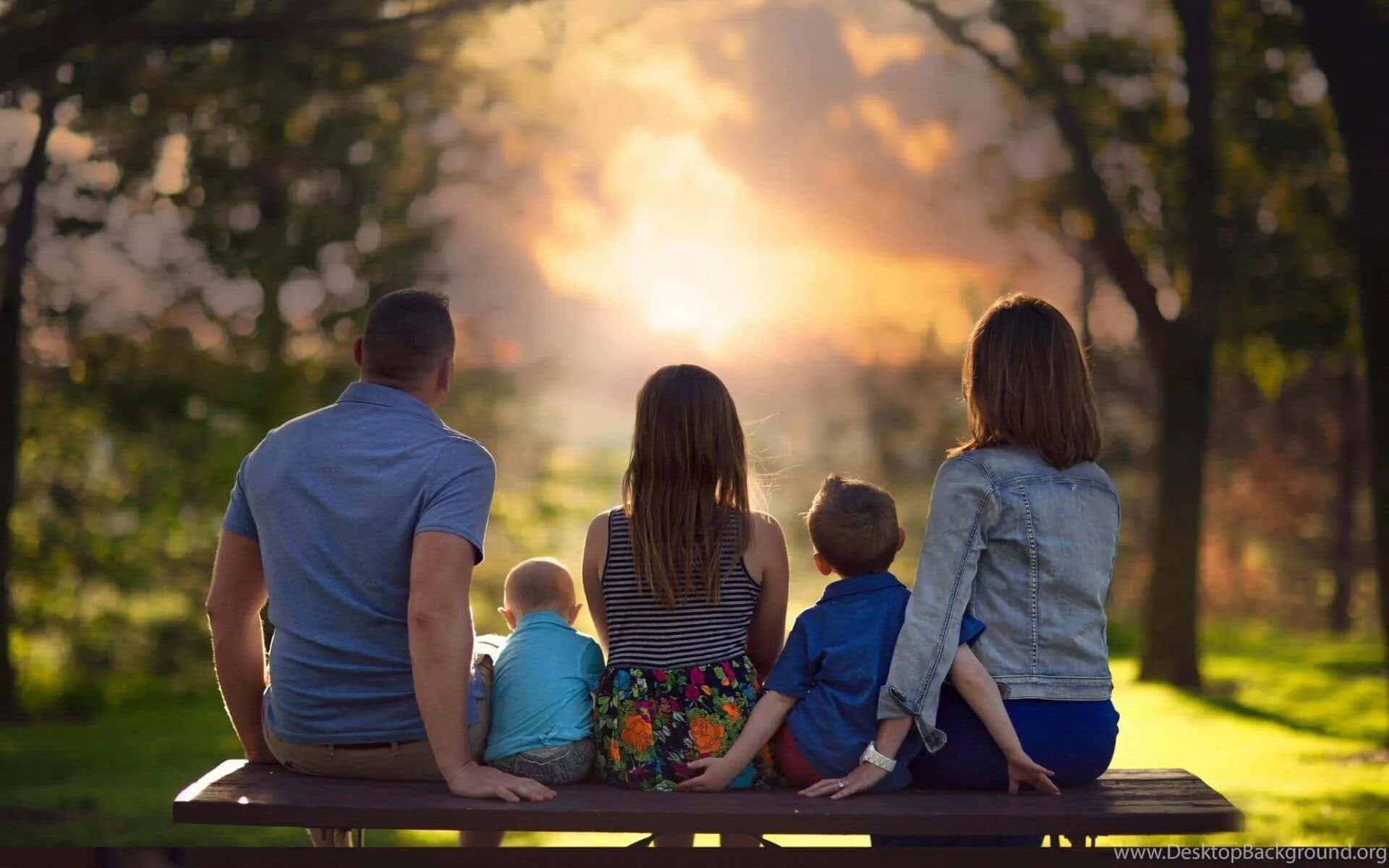 Have a happy life. Дети с родителями. Семья со спины. Счастливая семья. Семейное счастье.